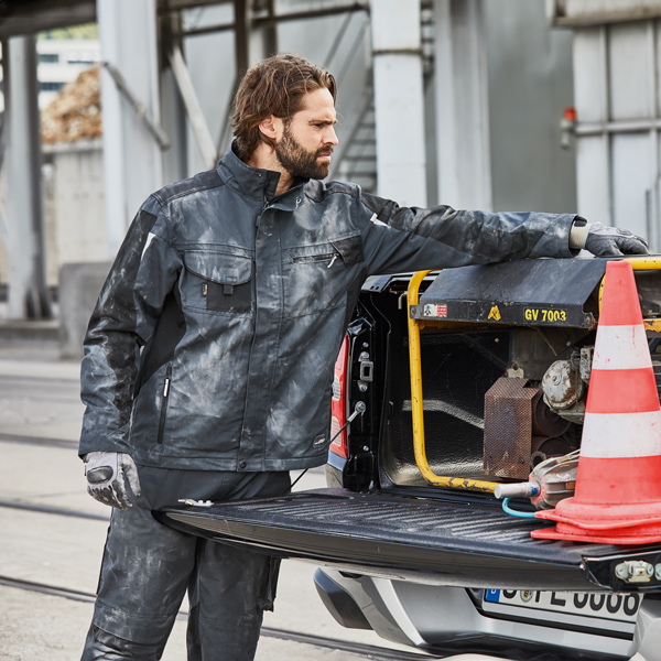 Person mit grauer Jacke