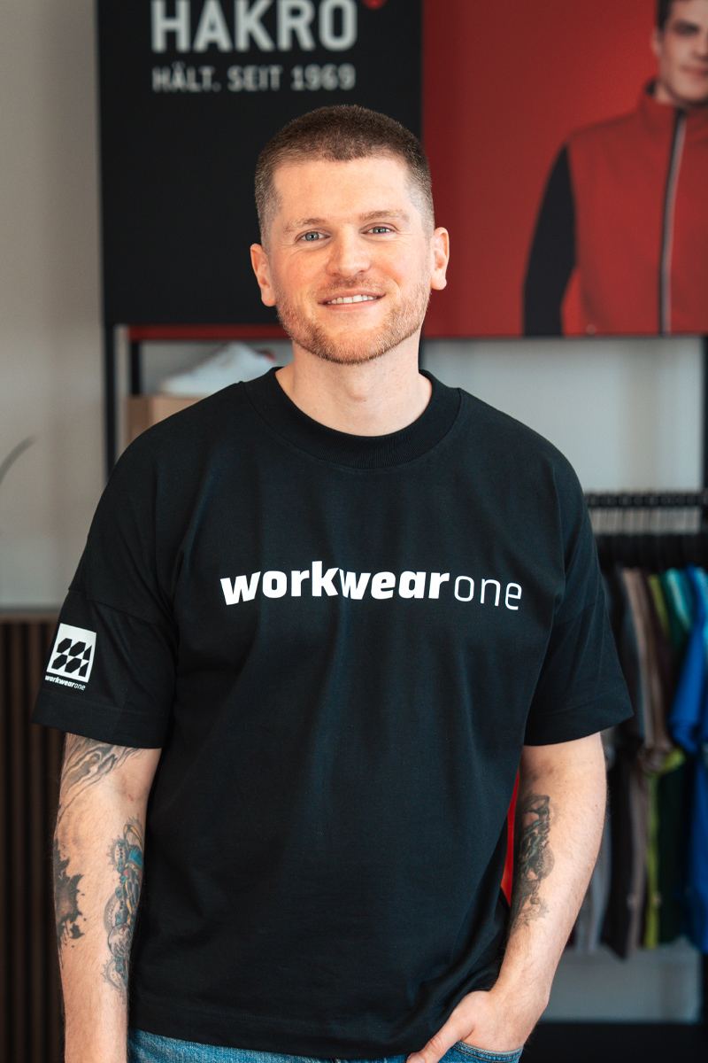 Yannic Pretztel von workwear one mit bestickter Arbeitskleidung